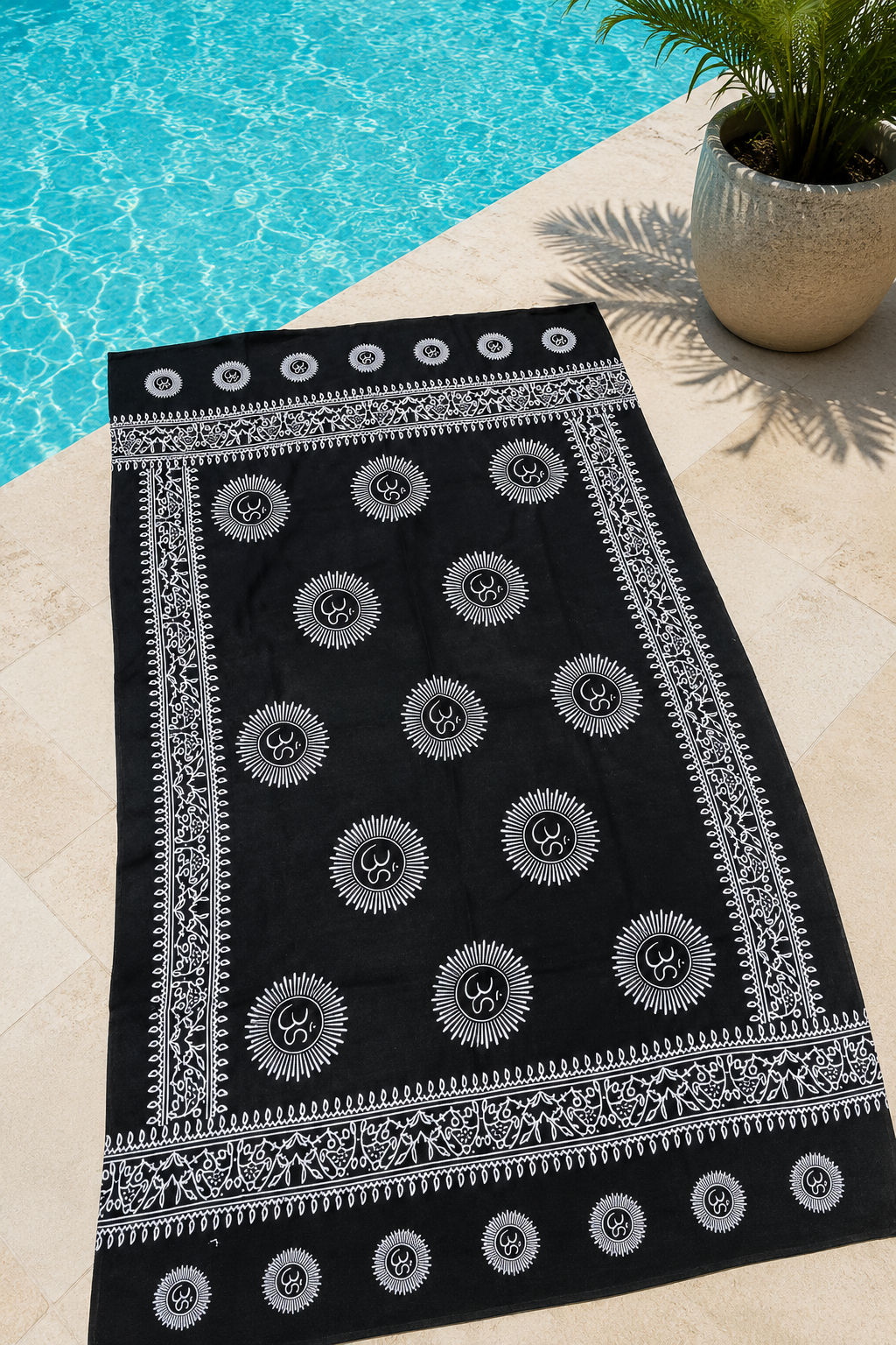 Canga Preta Mandala – Elegância e Versatilidade à Beira-Mar